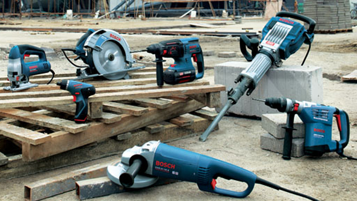 博世专业工具排列在木托盘和混凝土块上。