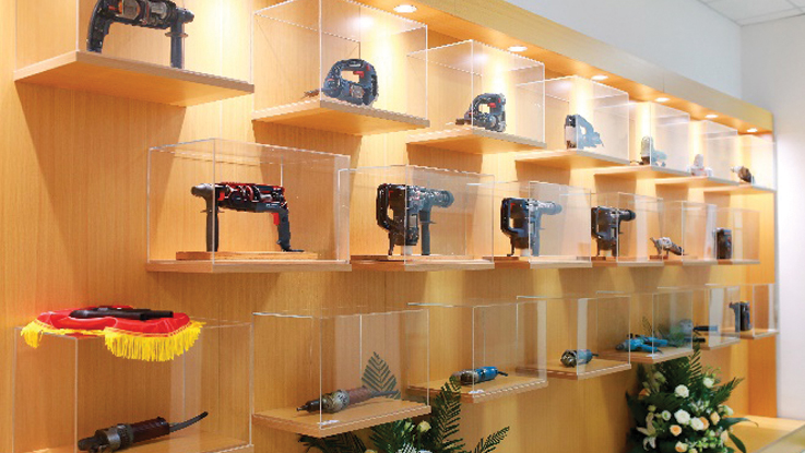 博世专业工具展示在木墙上的玻璃展示柜中。