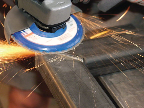 角磨机切割金属时火花四溅。.