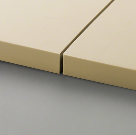 两块米色瓷砖经过精确切割，紧密地拼合在一起。