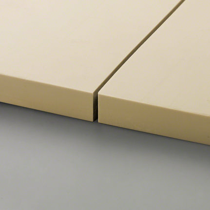 两块米色瓷砖切割精准，排列整齐，中间留有一条细小的缝隙。