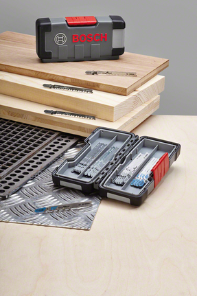 锯片套装展示在木板和金属板上，锯片整齐地收纳在盒子里。