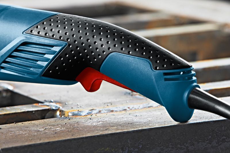 带有可见扳机的符合人体工程学的纹理电动工具手柄的特写。.