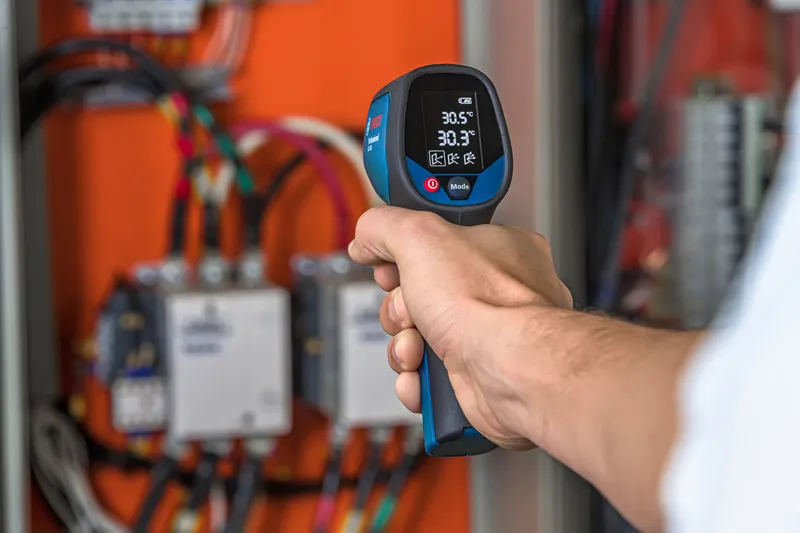 红外线温度计检查面板。.