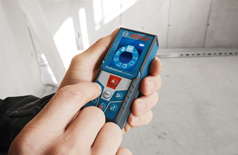 使用Bosch激光测距仪的人。