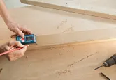 用激光工具测量木材。