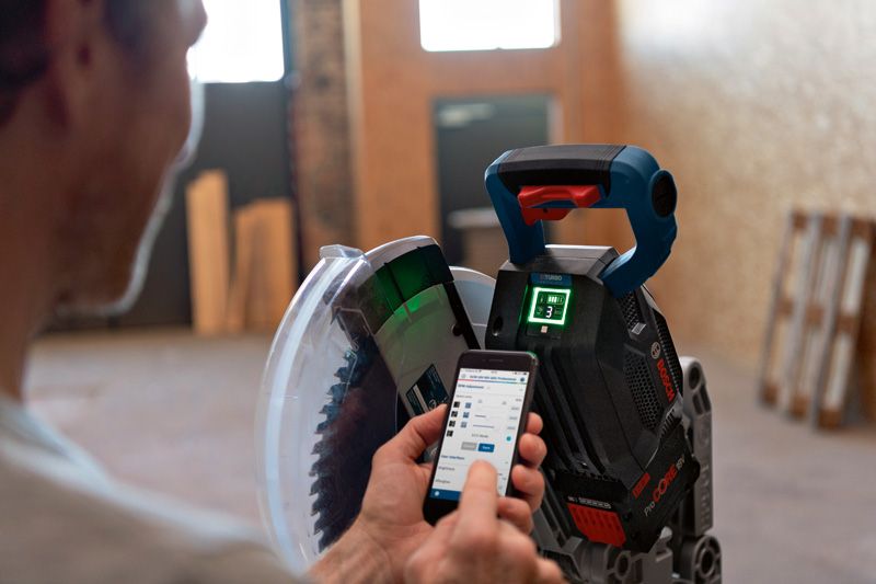 有人使用智能手机应用程序调整无绳斜切锯。