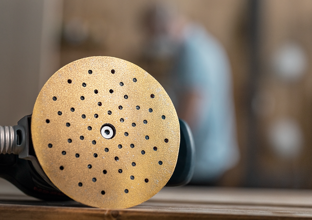 带有多个除尘孔的Bosch砂纸盘。.