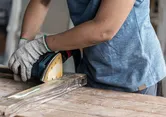 Bosch轨道砂光机打磨木板。.