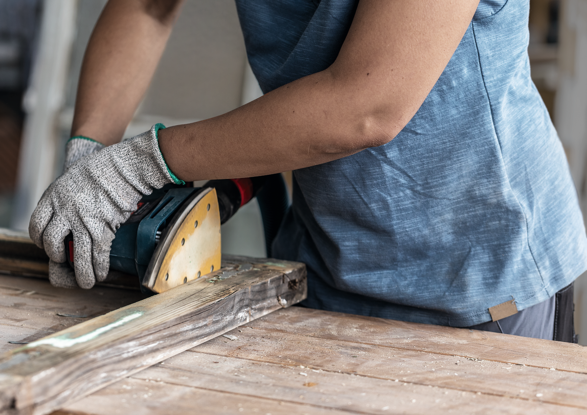 Bosch轨道砂光机打磨木板。.