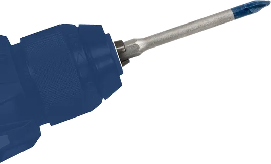 特写镜头：一把装有长钻头的电钻，随时可以使用。