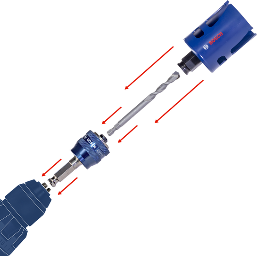 孔锯附件连接到钻头，准备切割大孔。.