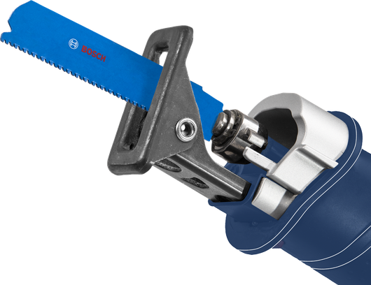 安装在电动工具手柄上的往复锯片。