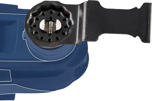 带有切割刀片附件的振荡多功能工具。.