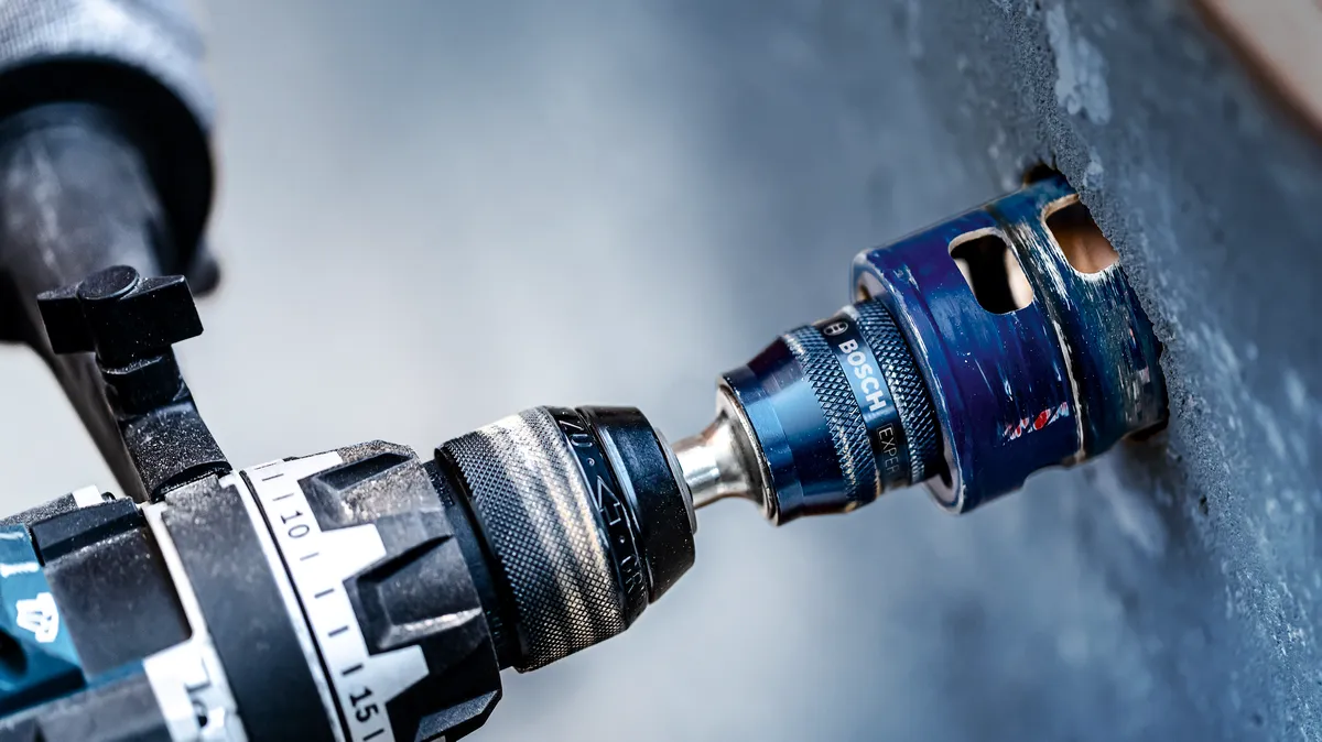 使用孔锯附件在混凝土墙上进行圆形切割。