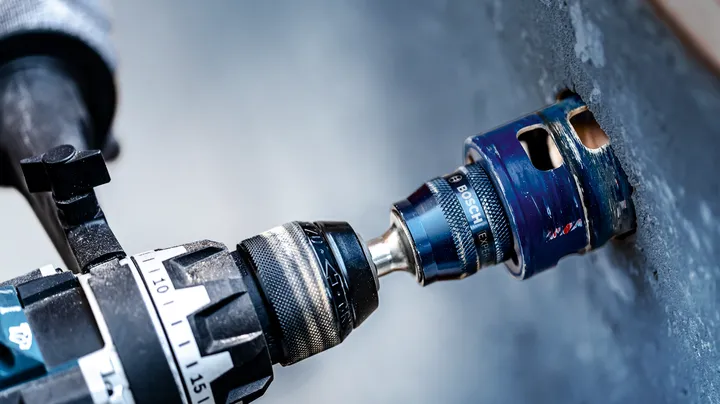 使用孔锯附件在混凝土墙上进行圆形切割。