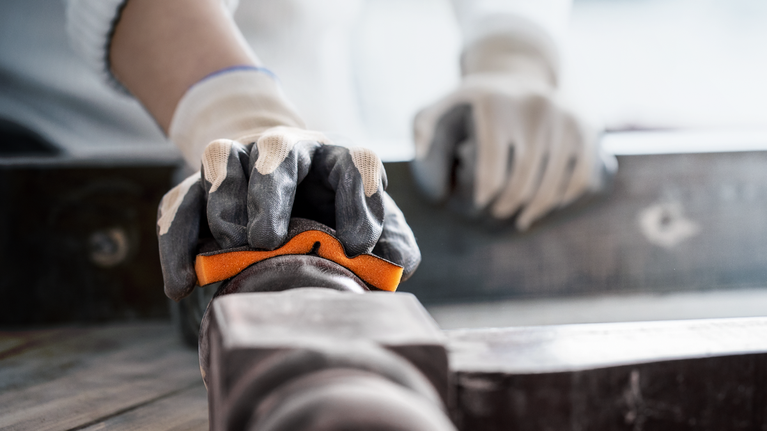 佩戴安全设备的人员抓住金属管进行对准。