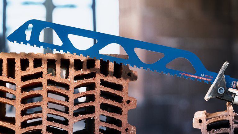 锯片切割空心建筑砖。