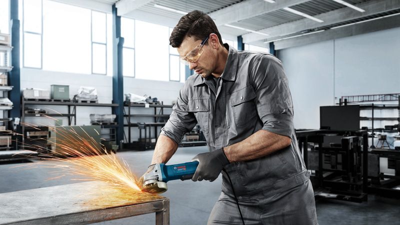 男人磨削金属桌子。.