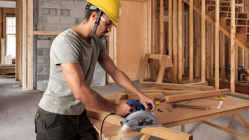 使用圆锯的男人。.