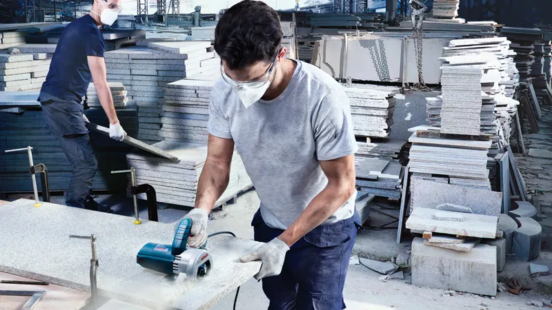 BoschGDC 140 金刚石瓷砖切割机正在石板上使用。.