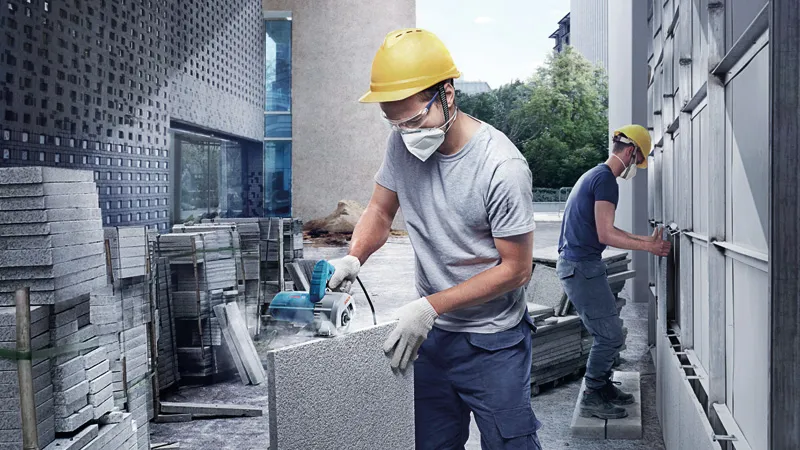 使用BoschGDC 140 金刚石瓷砖切割机进行精确切割。.