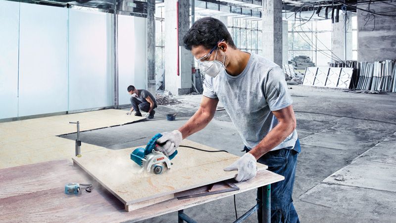 BoschGDC 140 金刚石瓷砖切割机正在工地上使用。.