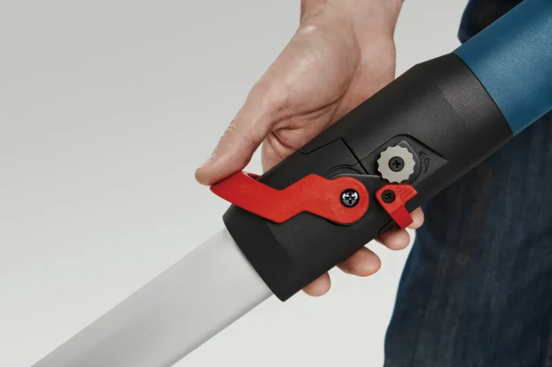 一个人正在调整干墙打磨机手柄上的红色锁定杆。.