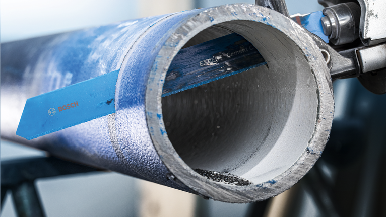 锯片在工业环境中切割厚金属管。