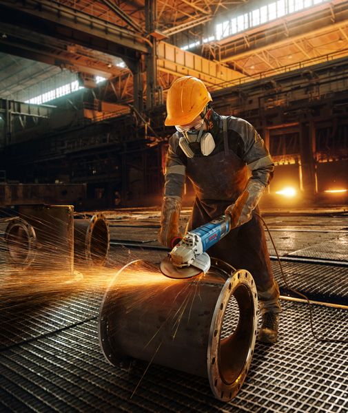 工人正在打磨金属管。.