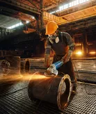 工人正在打磨金属管。.