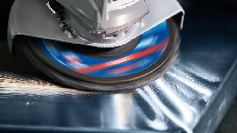 角磨机打磨金属边缘。