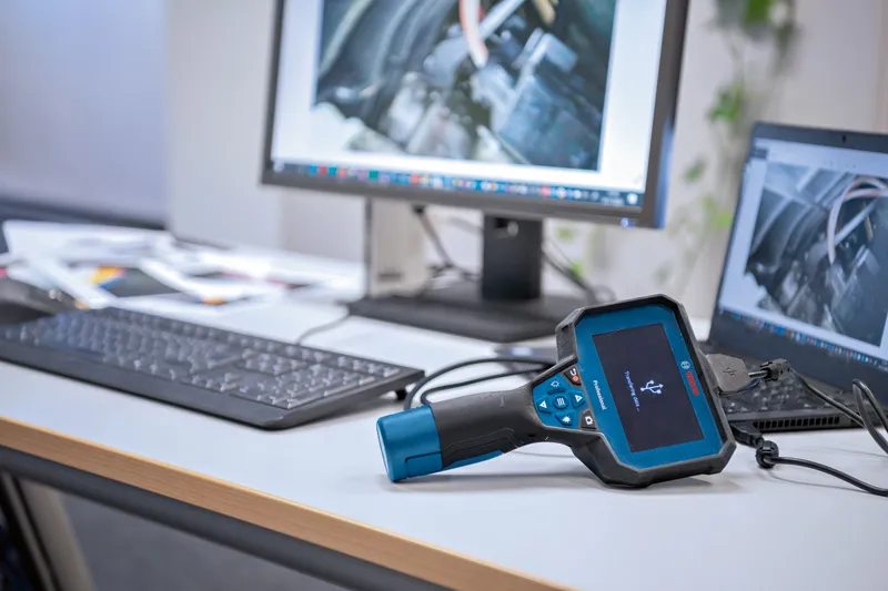 检查摄像头连接到办公桌上的计算机，显示发动机图像。.