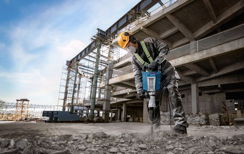 工人在现场使用风镐。.