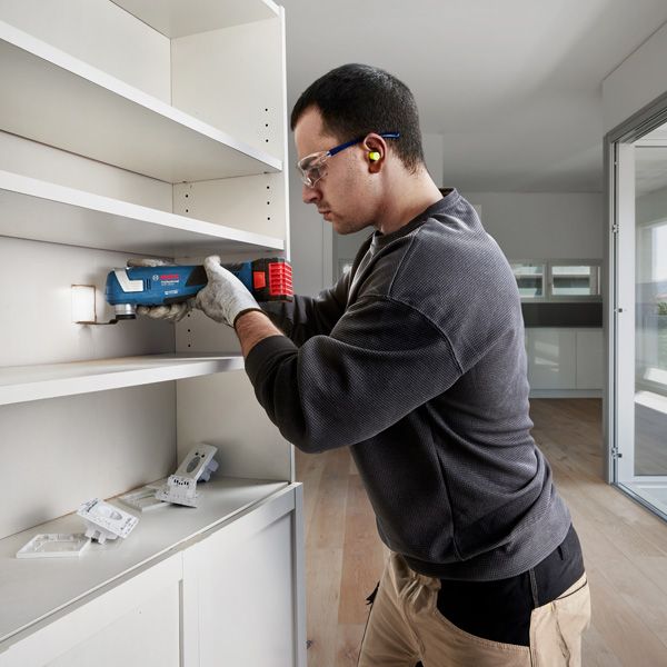 用于架子安装的Bosch GOP 185-LI 无绳多功能切割机。.