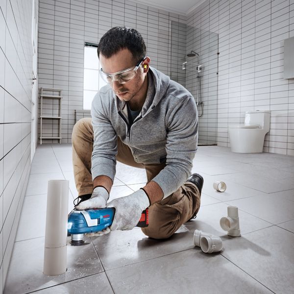 Bosch GOP 185-LI 无绳多功能切割器，用于修剪 PVC 管。.