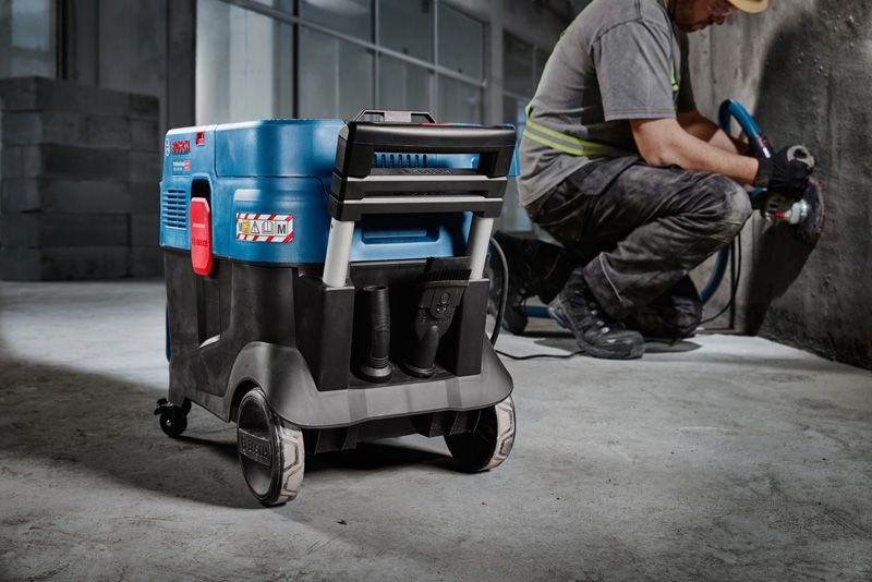 正在使用BoschGAS 12-40 MA 多功能提取器。.