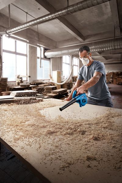 BoschGBL 650 吹风机清除工作台上的锯末。.