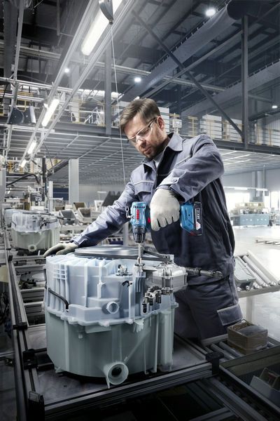 组装时使用BoschISR 18V-30 冲击扳手。.