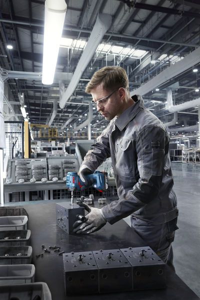 工业用途的Bosch ISR 18V-30 PHX 冲击扳手。.