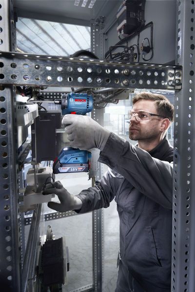 Bosch ISR 18V-30 PHX 螺丝刀，用于组装工作。.