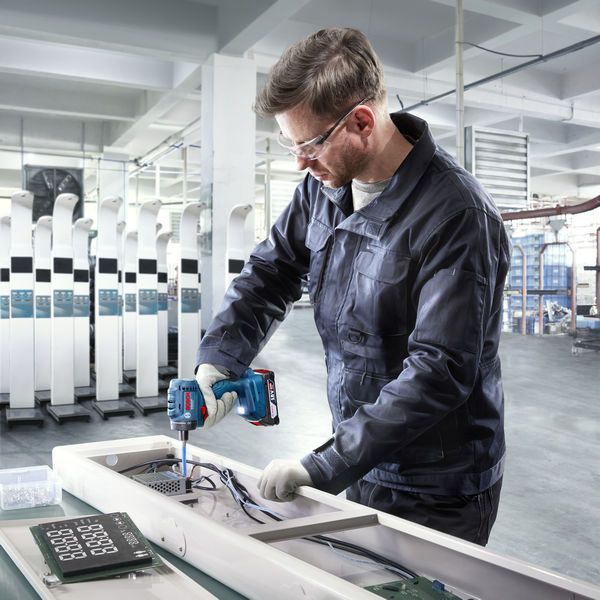 BoschISR 18V-30 PHX 螺丝刀正在使用中，自动关闭扭矩。.