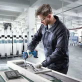 BoschISR 18V-30 PHX 螺丝刀正在使用中，自动关闭扭矩。.