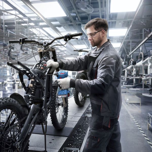 Bosch ISR 18V-30 PHX 冲击螺丝刀，组装摩托车。.