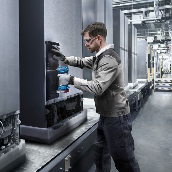 正在使用Bosch ISR 18V-30 PHX 无绳冲击螺丝刀。.