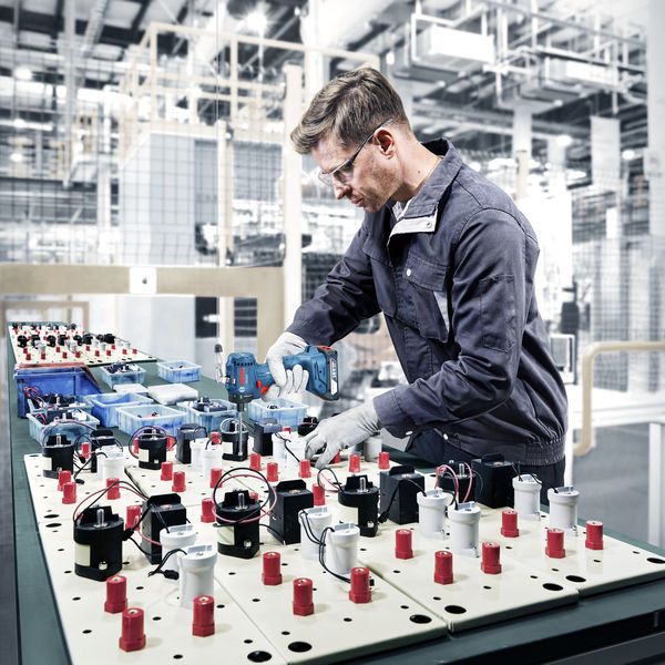 用于组装的Bosch ISR 18V-30 PHX 无绳螺丝刀。.