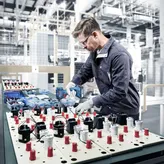 用于组装的Bosch ISR 18V-30 PHX 无绳螺丝刀。.