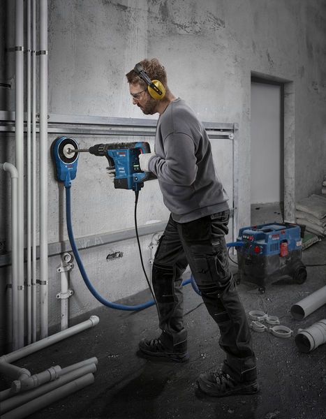 BoschGBH 6-42 C 旋转锤正在墙上钻孔。.