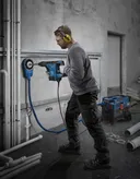 BoschGBH 6-42 C 旋转锤正在墙上钻孔。.