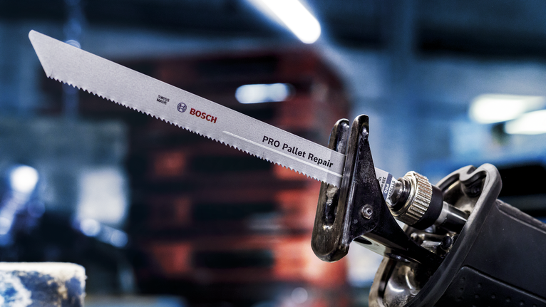 工业车间中带有 PRO Pallet Repair 刀片的往复锯。